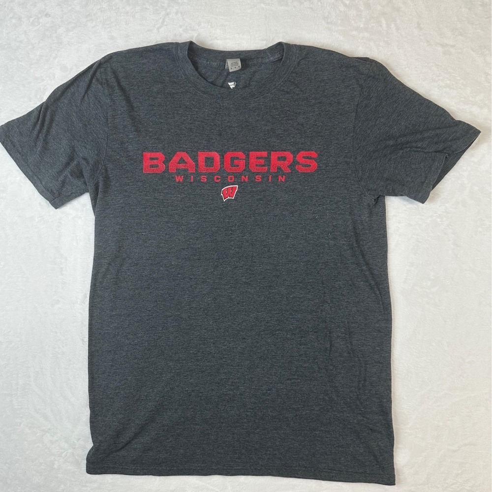Gildan Wisconsin Badgers T-Shirt Mens Medium Gray Short Sleeve NCAA Fan Gear